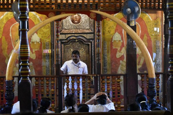 Visit Sri Dalada Maligawa Kandy (Temple of the tooth relic)